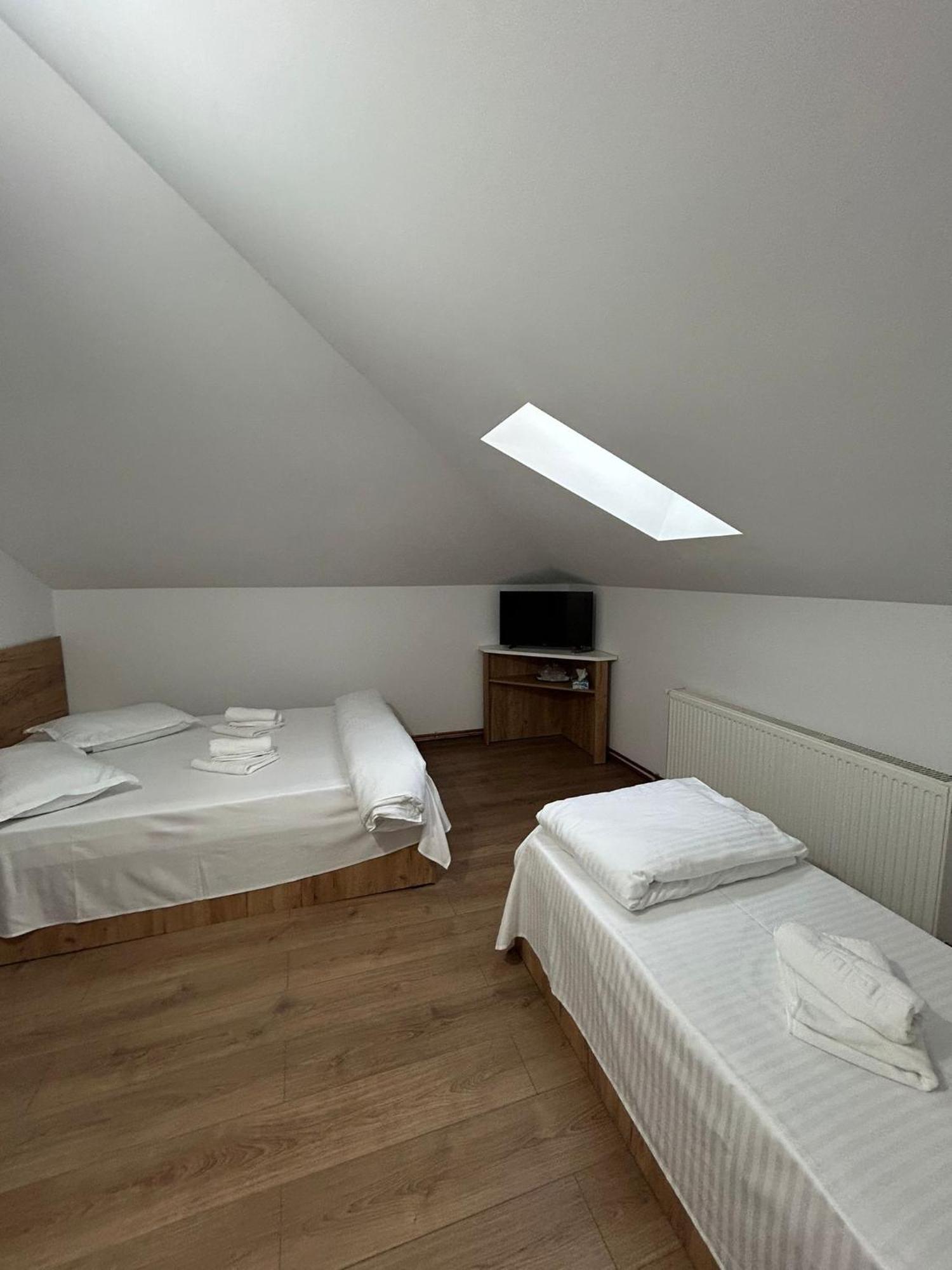 Hotel Complex Zeus Leresti Habitación foto